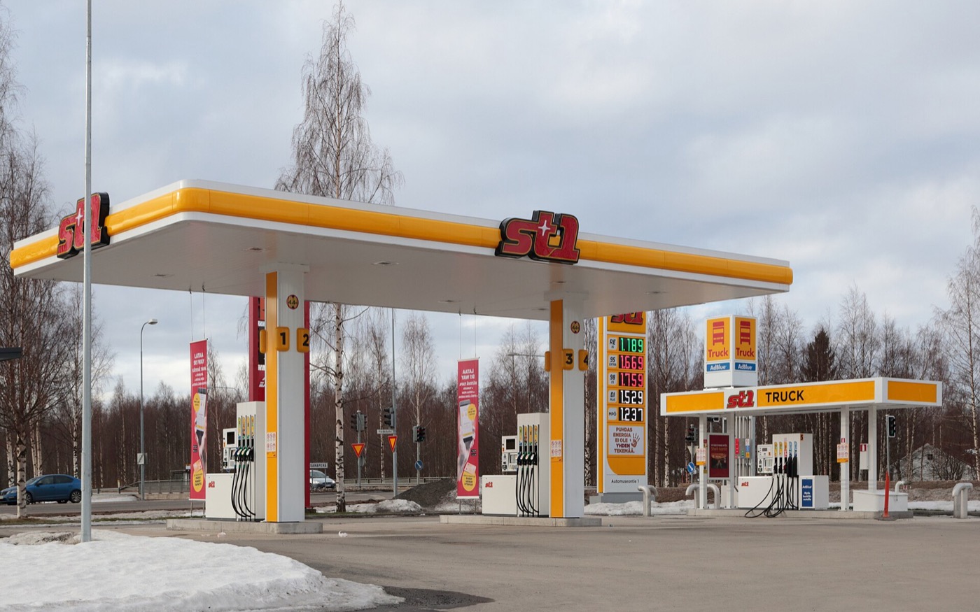 Безоператорная АЗС St1 в Оулу: колонки и платёжные терминалы без персонала