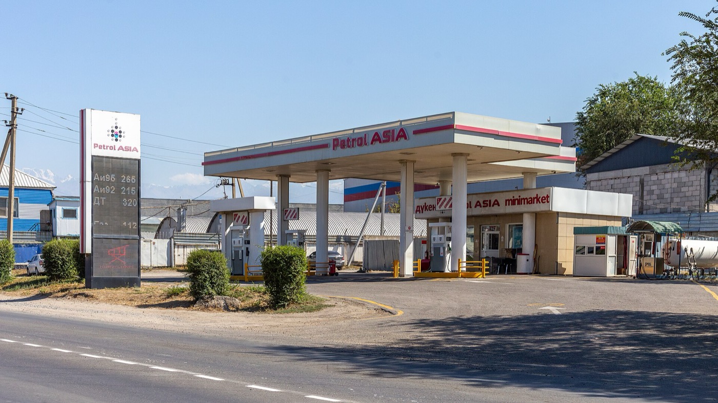 АЗС Petrol ASIA с топливораздаточными колонками в посёлке Аскара Токпанова под Алматы
