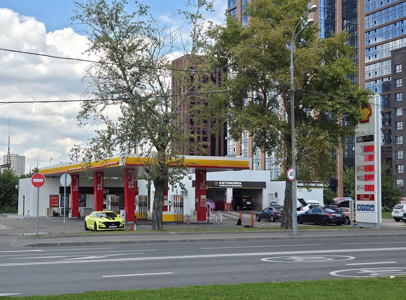 Заправка в Москве с погасшим табло цен